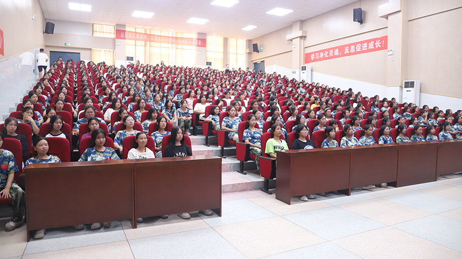 時光不語，靜待花開——懷化市新晃恒雅高級中學(xué)舉辦女生青春期健康教育講座